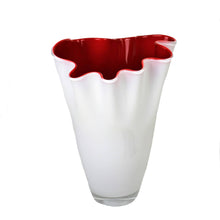Carica l&#39;immagine nel visualizzatore di Gallery, Vaso fiori in vetro a fazzoletto soffiato a mano bicolore bianco/rosso
