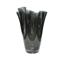 Carica l&#39;immagine nel visualizzatore di Gallery, Vaso fiori in vetro a fazzoletto soffiato a mano Fumè
