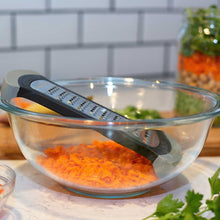 Carica l&#39;immagine nel visualizzatore di Gallery, Grattugia per scodelle Microplane Bowl Grater
