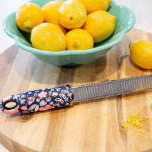 Carica l&#39;immagine nel visualizzatore di Gallery, Microplane Premium Zester/Grattugia - Funky Limited Edition Spring
